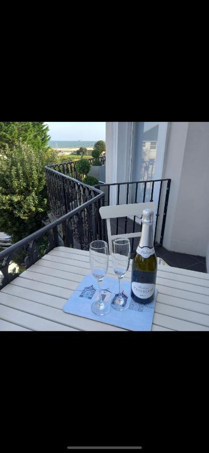 Wight On The Beach, Sleeps 4, Free Off Road Parking, Balcony With Sea Views Ryde  Eksteriør bilde