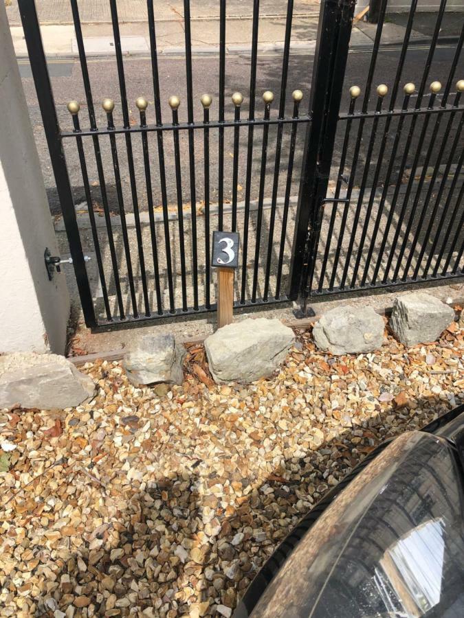 Wight On The Beach, Sleeps 4, Free Off Road Parking, Balcony With Sea Views Ryde  Eksteriør bilde