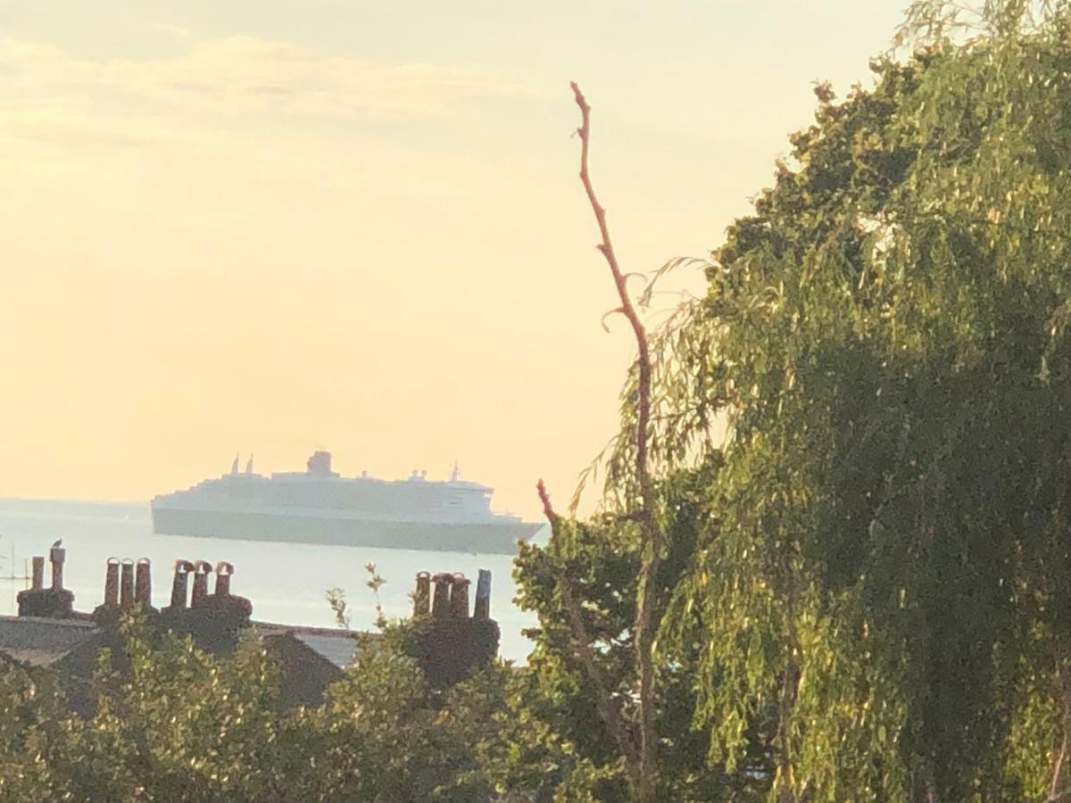 Wight On The Beach, Sleeps 4, Free Off Road Parking, Balcony With Sea Views Ryde  Eksteriør bilde