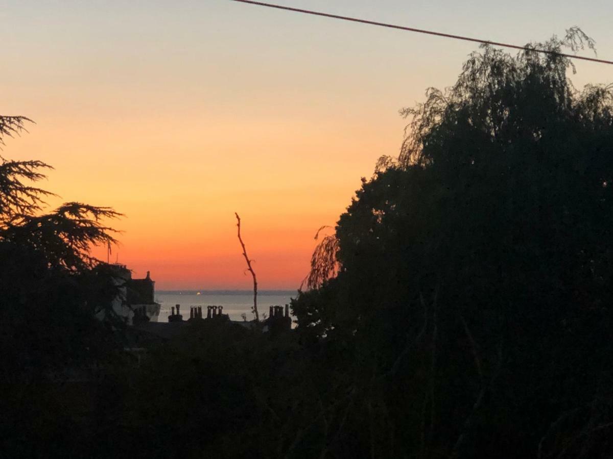 Wight On The Beach, Sleeps 4, Free Off Road Parking, Balcony With Sea Views Ryde  Eksteriør bilde